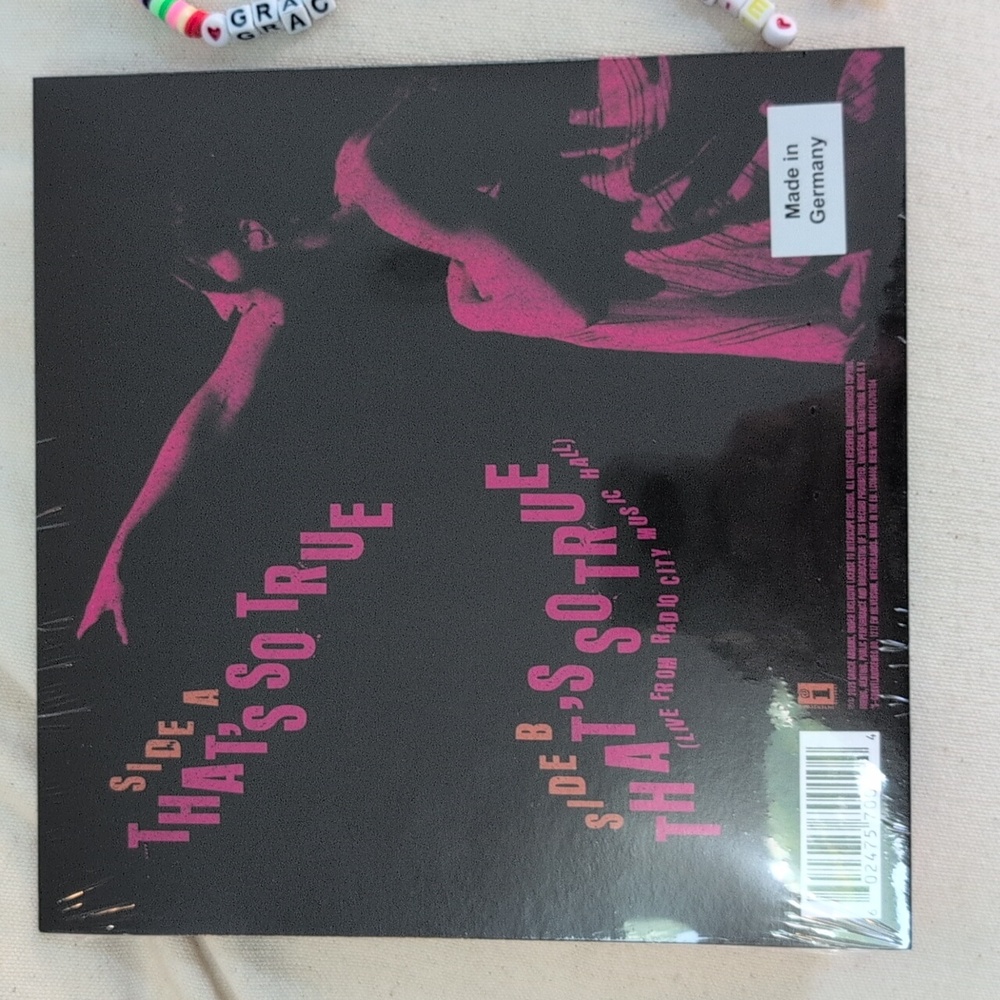 Gracie Abrams That's So True IMPORT 7" Vinyl Bundle With Keychain & Bracelets - Picture 5 of 5